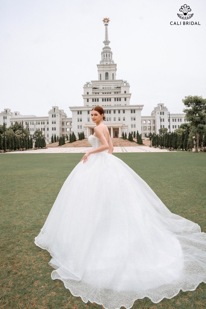 Hướng dẫn cô dâu chi tiết cách chọn trang phục và phụ kiện ngày cưới – Sen  Vang Palace