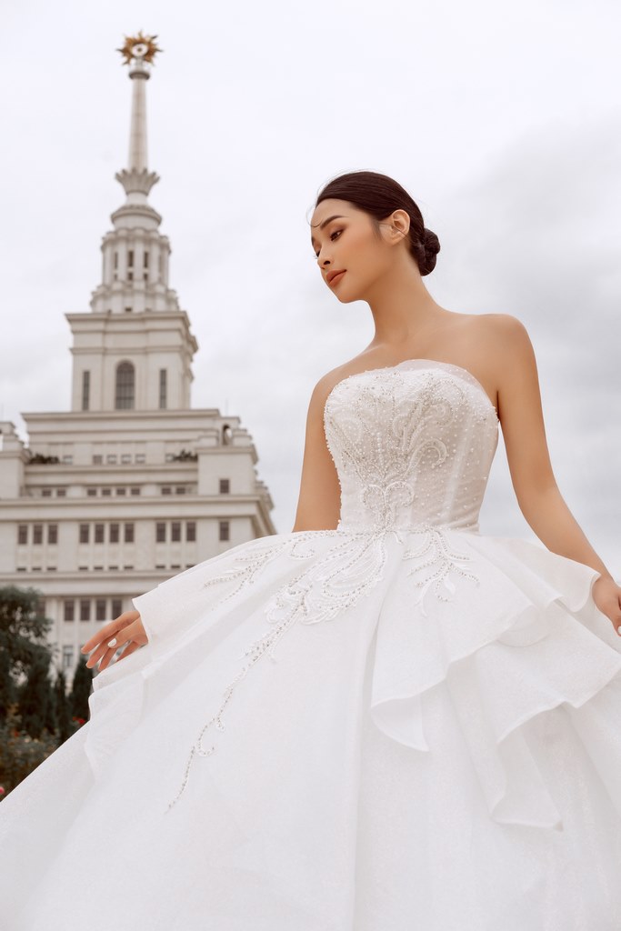 Váy cưới cổ điển 150 triệu đồng của vợ Quang Hải - VnExpress Giải trí