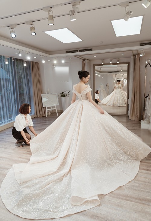 Khánh Thi thử váy chụp ảnh cưới - VnExpress Giải trí