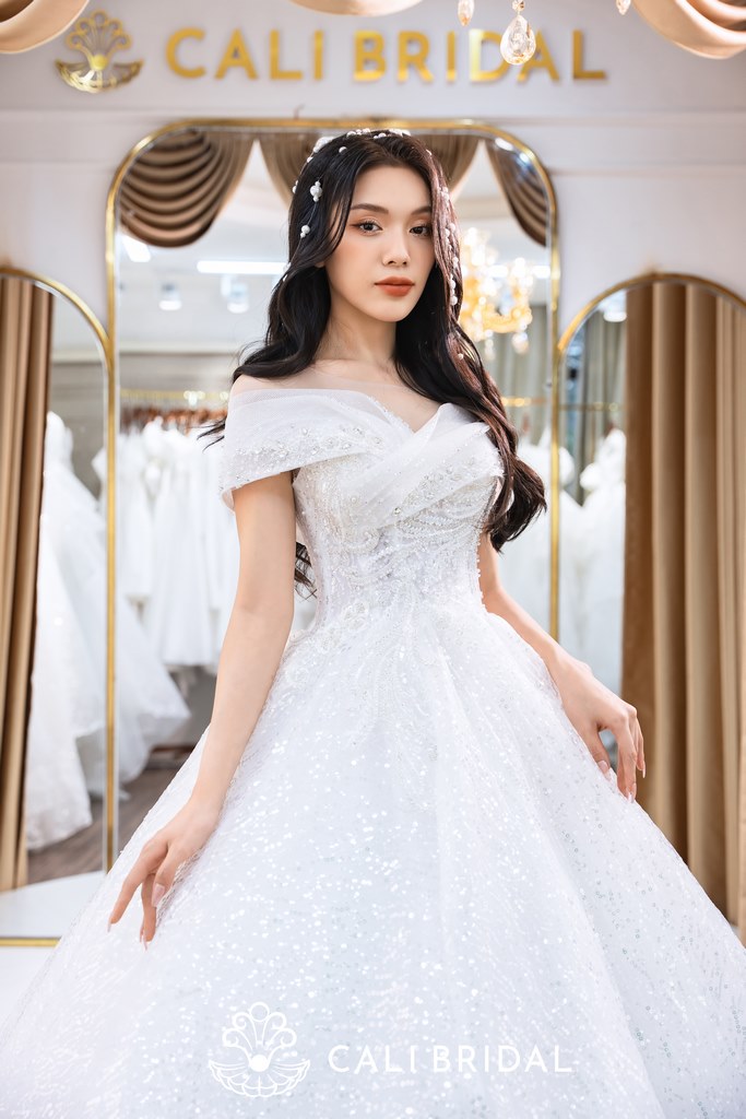 Thành phố váy cưới Trung Quốc ảm đạm mùa dịch  baotintucvn