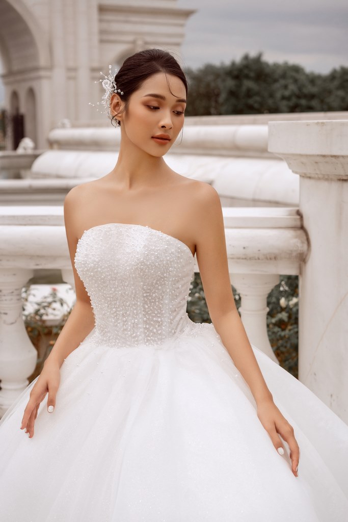 Váy cưới Minh Hằng: Cận cảnh bộ váy cưới bí ẩn mà cô dâu giấu tận phút chót
