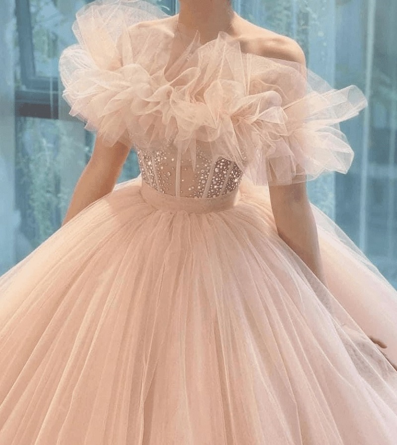 Váy cưới màu hồng pastel phối ren
